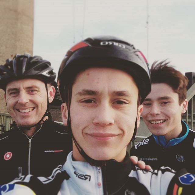 11257853_1648008395484886_1810485215_n